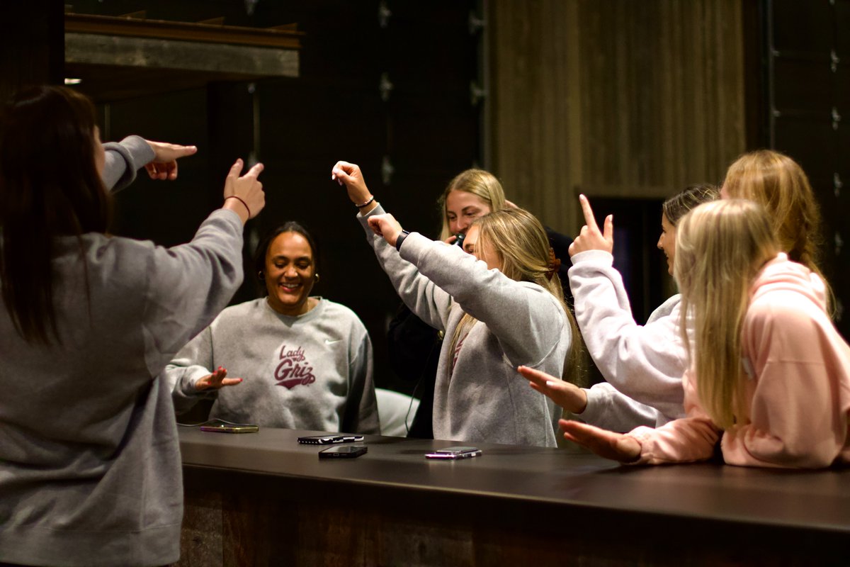 Team bonding, good vibes, and memories made last weekend 🙌🏀