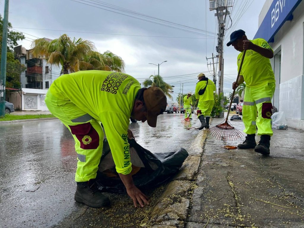 #Noticias: Despliega gobierno de BJ brigada de 350 trabajadores para realizar labores preventivas ante pronóstico de lluvias
<a href="/AytoCancun/">Ayto Benito Juárez</a> 

grupopiramide.com.mx/noticias/enlac…