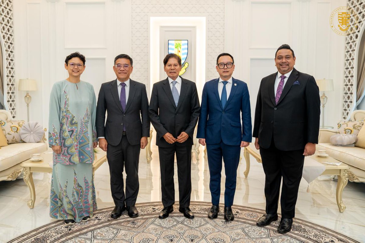 PCEB_MY's tweet photo. On 6th October 2025, a courtesy visit was paid to Tuan Yang Terutama Tun Dato’ Seri Utama Haji Ramli bin Ngah Talib, the Governor of Penang, at his residence in Seri Mutiara. #PCEB #CourtesyVisit #PenangGovernor #Tourism #BusinessEventsPenang #BElonginPenang https://t.co/DrHQAgLxi0