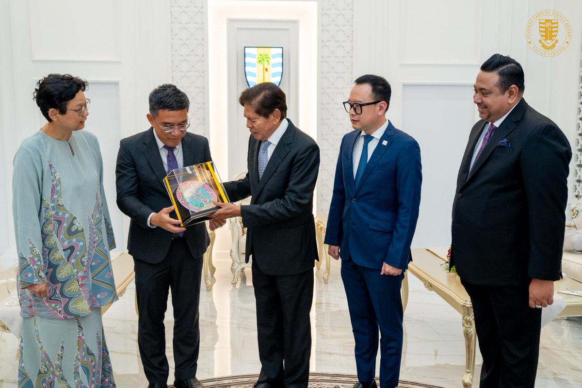 PCEB_MY's tweet photo. On 6th October 2025, a courtesy visit was paid to Tuan Yang Terutama Tun Dato’ Seri Utama Haji Ramli bin Ngah Talib, the Governor of Penang, at his residence in Seri Mutiara. #PCEB #CourtesyVisit #PenangGovernor #Tourism #BusinessEventsPenang #BElonginPenang https://t.co/DrHQAgLxi0