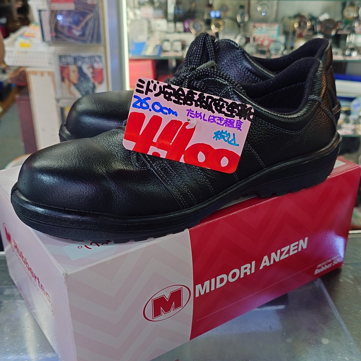 minowadaiei's tweet image. じゃじゃーん、本日のおすすめはミドリ安全のちょっとお高めの方の安全靴です。新品最安はアマゾンで8,500円。状態は一瞬試し履きした程度（サイズ合わず）だいえいなら約半額！ 象が踏んでも壊れない、100人のっても大丈夫な安全靴をどうぞ 笑　#リサイクルだいえい #reuse #台東区 #三ノ輪 #大関横丁…