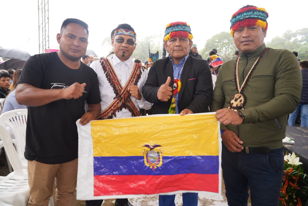 En el Nuevo Ecuador fortalecemos a las Nacionalidades Amazónicas. 🌱
El Secretario Técnico del #CNIPN, Mgs. <a href="/KawarSaant/">Kawar Saant</a>, acompañó la entrega de títulos, maquinaria e insumos a familias rurales, fortaleciendo soberanía alimentaria junto a la vicepresidenta María José Pinto. 🇪🇨🤝