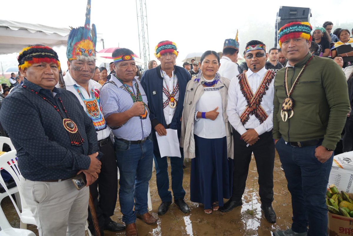 CNIPN_ECUADOR's tweet photo. En el Nuevo Ecuador fortalecemos a las Nacionalidades Amazónicas. 🌱
El Secretario Técnico del #CNIPN, Mgs. @KawarSaant, acompañó la entrega de títulos, maquinaria e insumos a familias rurales, fortaleciendo soberanía alimentaria junto a la vicepresidenta María José Pinto. 🇪🇨🤝 https://t.co/LUlg5kKhDC