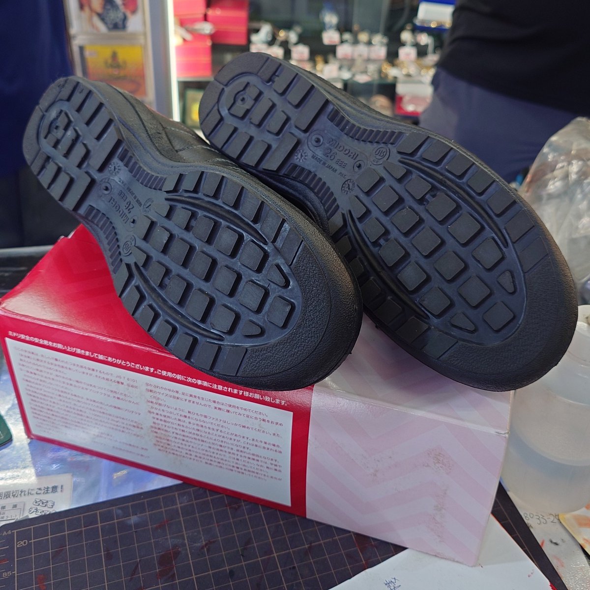 minowadaiei's tweet image. じゃじゃーん、本日のおすすめはミドリ安全のちょっとお高めの方の安全靴です。新品最安はアマゾンで8,500円。状態は一瞬試し履きした程度（サイズ合わず）だいえいなら約半額！ 象が踏んでも壊れない、100人のっても大丈夫な安全靴をどうぞ 笑　#リサイクルだいえい #reuse #台東区 #三ノ輪 #大関横丁…