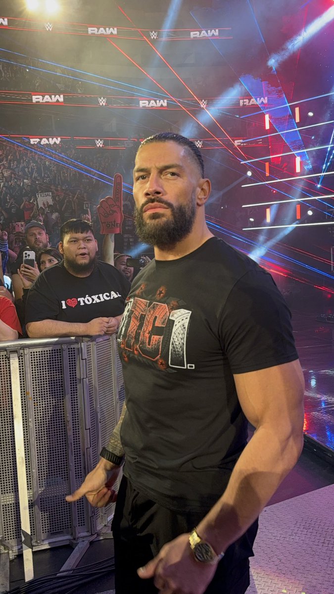 r_rsus's tweet image. Today. #WWERaw