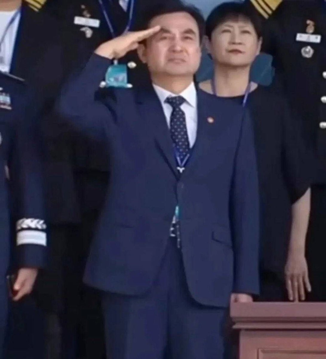 sysmedi's tweet image. 카리나 vs 미필 국방장관