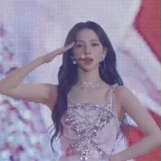 sysmedi's tweet image. 카리나 vs 미필 국방장관