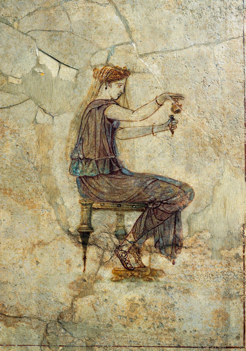 clasicasIEDA's tweet image. Fresco que representa a una chica vertiendo perfume, de Pompeya.