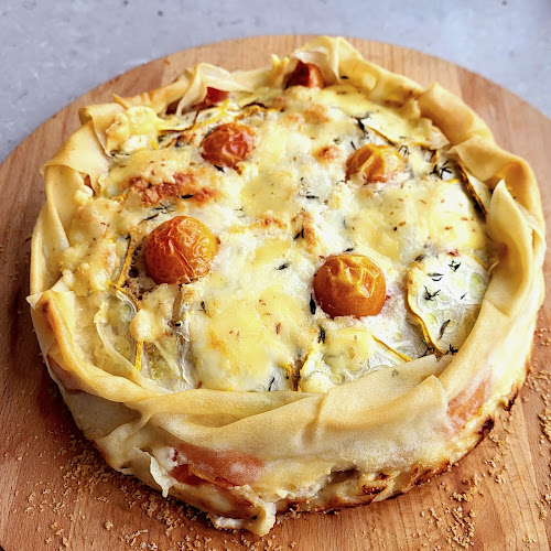 Hartige taart van filodeeg met drie kazen en drie groentes. Recept op  ermagwelweerwataf.blogspot.com/2023/07/als-er…