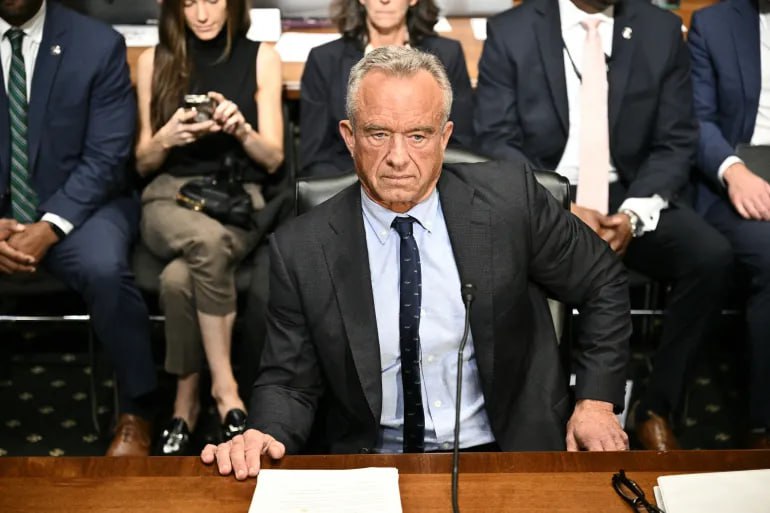 SaveAmericaNew's tweet image. 🚨BREAKING: Democrats are now calling for HHS Secretary RFK Jr. to resign!

If you think RFK Jr. should STAY as HHS Secretary, leave a “👍” in the comments!

Let’s show him our support! 

We have to show the Democrats we stand WITH RFK Jr.!