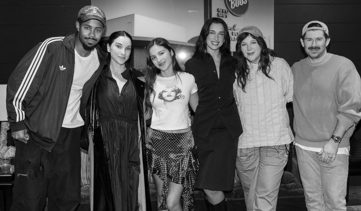 Lucy com Dua Lipa, Olivia Rodrigo, St. Vincent, Mustafa the Poet no backstage do show da Dua Lipa em Los Angeles!! 🤍