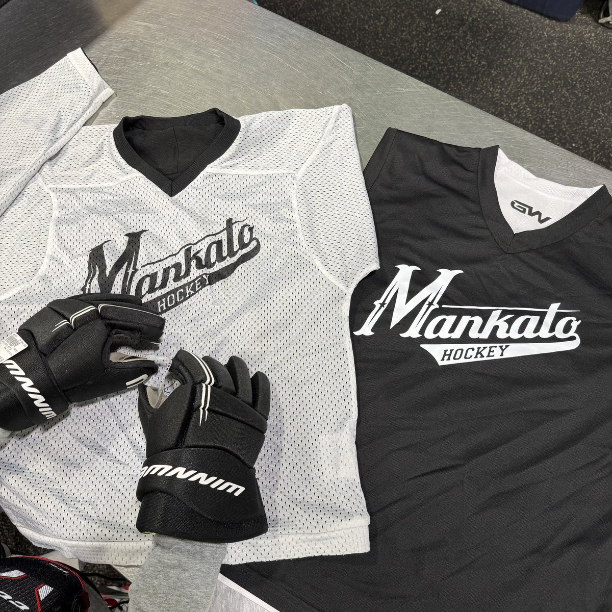 PIASKato's tweet image. If you have a little one starting learn to skate in Mankato this week, stop by and grab a free (old) jersey to get you by until the new ones arrive. #piaskato