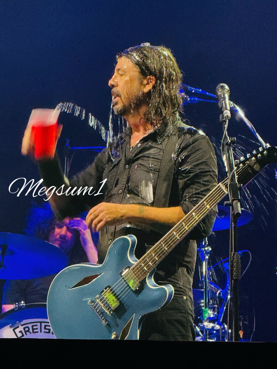 Megs00000's tweet photo. Dave cooling himself off in Singapore 🤘🏼
#davegrohl
#foofighters
#singaporef1 https://t.co/i4mpDvDKlQ