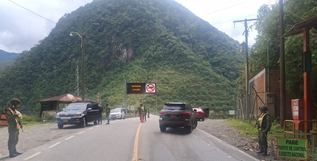 🚧 En la vía hacia Santa María, #Boyacá, soldados del Batallón de Infantería N.° 1 Simón Bolívar de la #PrimeraBrigada refuerzan la seguridad durante la semana de receso, garantizando la tranquilidad de las familias que disfrutan de la provincia de oriente.

#ViajeSeguro su
