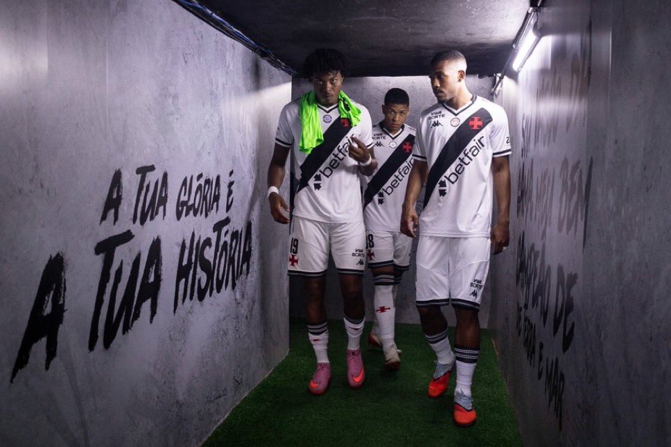 ncbvasco's tweet photo. Uma das fotos mais absurdas que o Vasco produziu nos últimos anos.

Que os três possam conquistar coisas grandes nas suas carreiras e essa foto fique ainda maior com o tempo.

Registro absurdo! 💢

📸: Dikran Sahagian https://t.co/BBZPYFSWsW