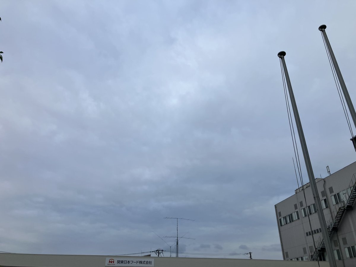 おはようございます。
気温は20度。
外に出たら、サムっ:;((•﹏•๑)));:っと声が出た。
朝晩は薄手の上着が必要になってきました。
今日も頑張る(ง •̀_•́)ง
 #イマソラ