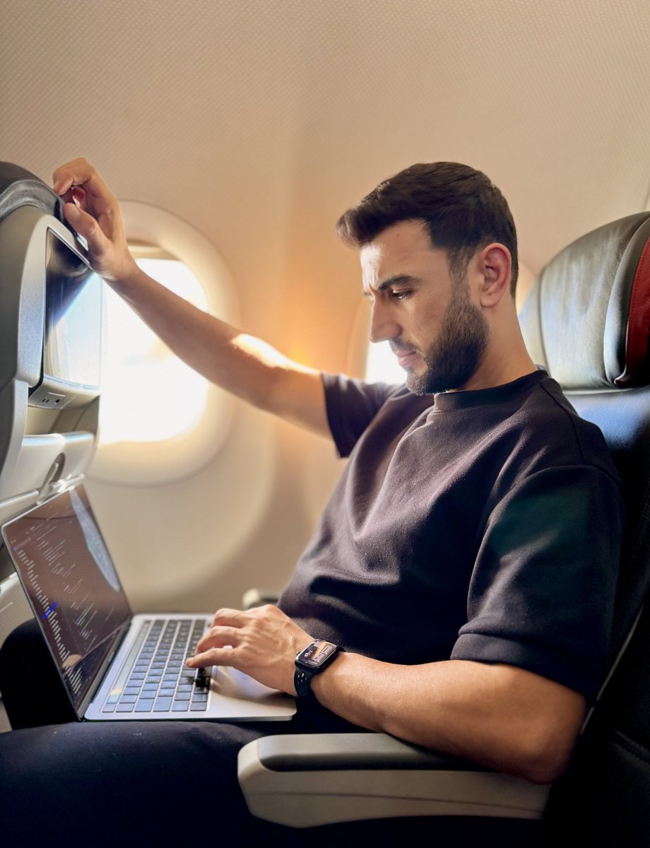 mesutasdev's tweet image. Uçakta bile kod yazmaya devam ✈️😁

#iOS #Xcode #SwiftUI #mesutasdev