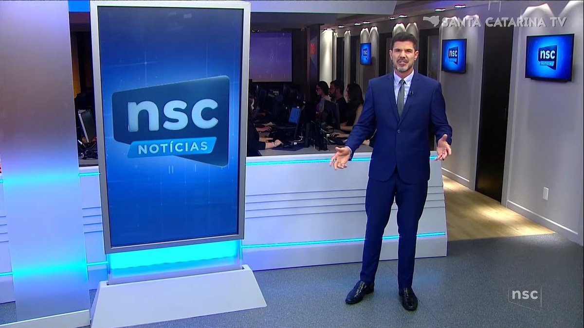 juninhobentojb's tweet photo. Demoraram um mês pra girar um monitor e deixar na vertical 😅 #NSCNotícias https://t.co/BCrmFBniDq