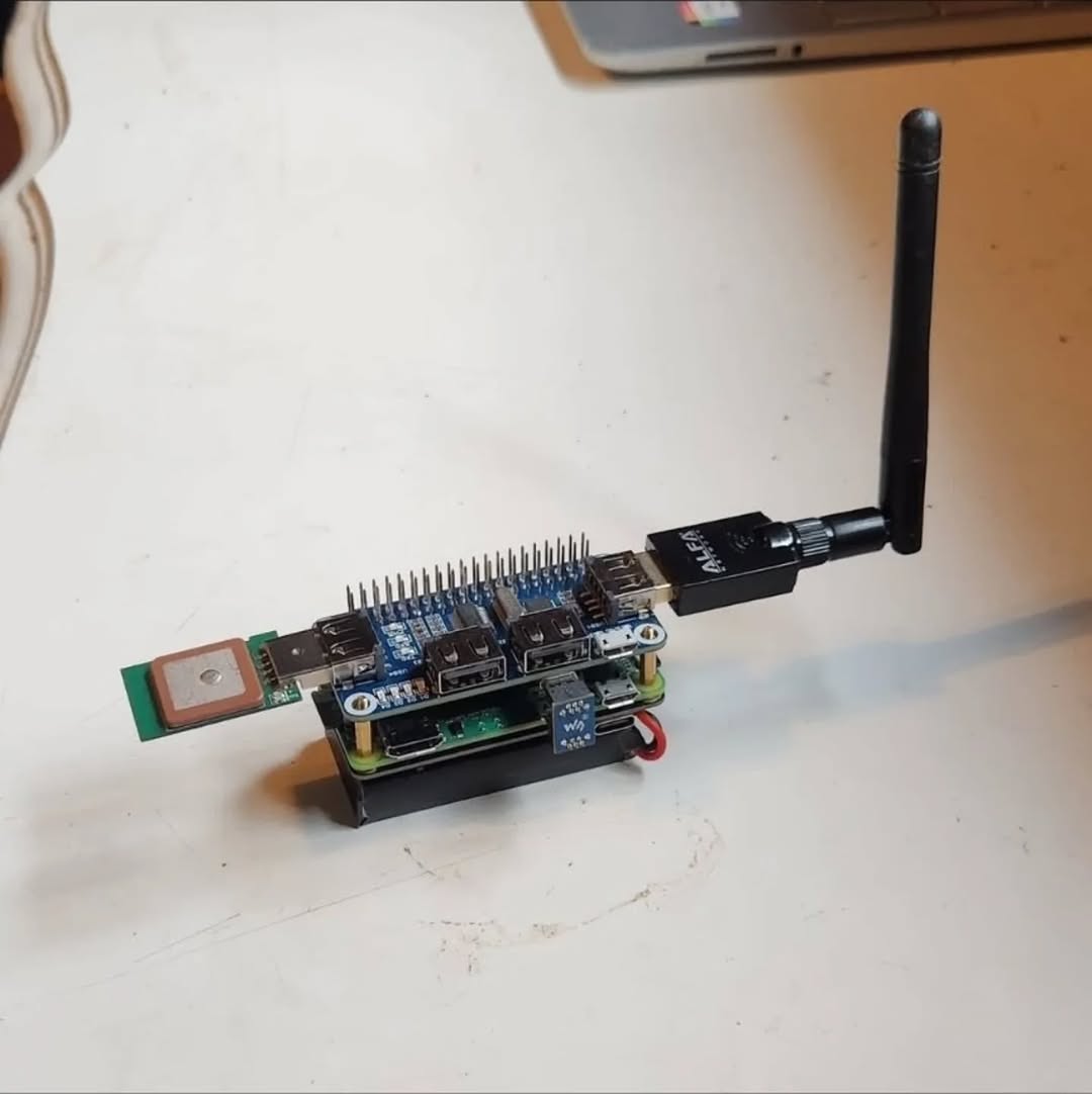 ebokify's tweet image. Wardriving device with Pi Zero 2W, Pi Sugar battery and GPS module

🔥 Top 6 Raspberry Pi eBooks for $20 V1
ebokify.com/top-6-raspberr…

#raspberrypi #raspberrypi5 #rpi5 #raspberrypipico #raspberrypizero #raspberrypi4 #raspberrypi3 #raspberrypi4b #RP2350 #IoT #IoTProjects…