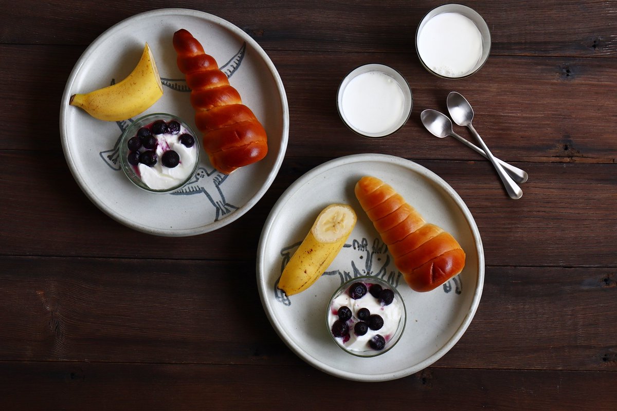 パパッとごはんに重宝する
大きなプレート

縁に厚みをつけた
取り扱いのしやすさと
ユーモアたっぷりの絵付けが
毎日を楽しくしてくれます。

松本優樹 もみ灰釉
utsuwa-hanada.jp/SHOP/131202/18…