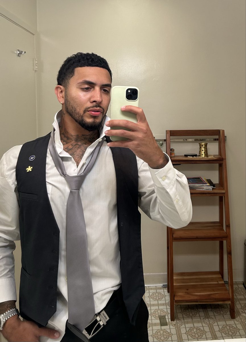 thebossskev's tweet image. Clocked in VS clocked out