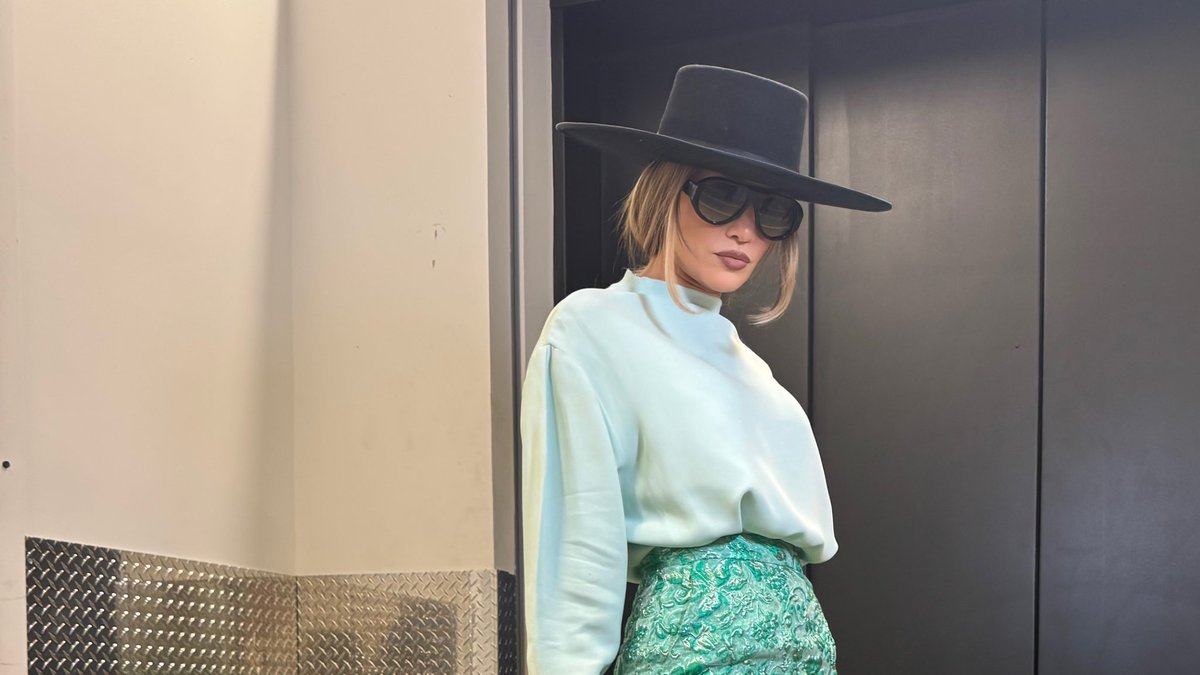 JLo's tweet photo. Lewks https://t.co/fmZHBQoVI1