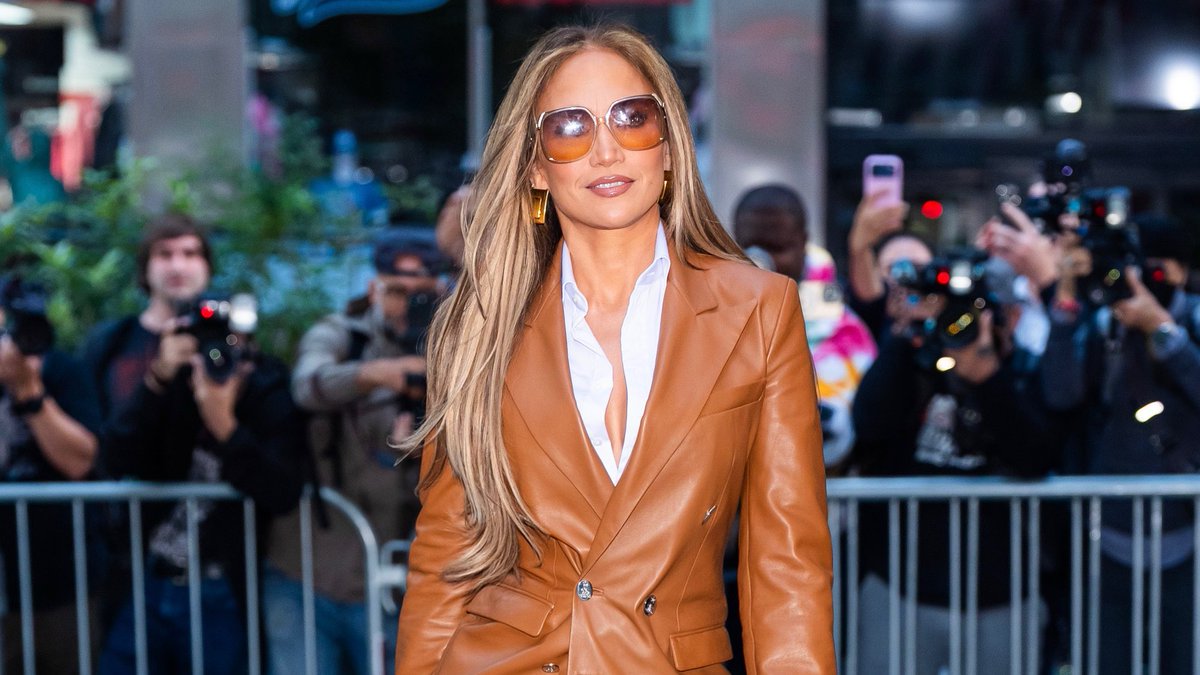 JLo's tweet photo. Lewks https://t.co/fmZHBQoVI1