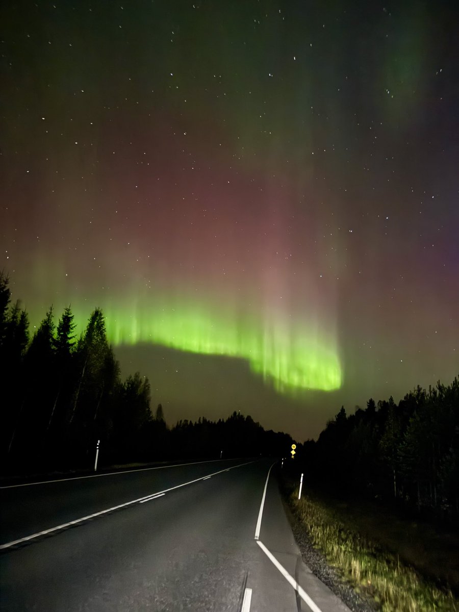 WonderdogHenry's tweet image. Dad‘s friend in Finland sent this to him over the weekend as he was driving up to Lapland to do some ministry! Amazing to see these at this time of year! Not gonna lie, kind of wish we were there to see it!🐾#northernlights