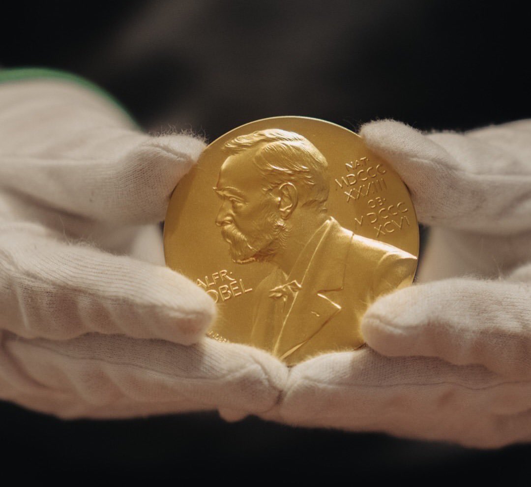 EmbSweTokyo's tweet image. 大阪大学特任教授の坂口志文先生と日本の皆様、2025年ノーベル生理学・医学賞受賞に心よりお祝い申し上げます。

12月に坂口先生御夫妻をストックホルムにお迎えできることを楽しみにしております。

📸: 1 @UOsaka_ja 2, 3 @Sweden