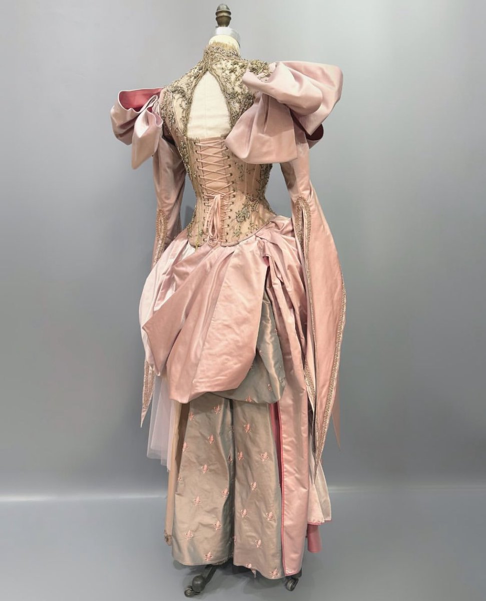 Look at these DETAILS.🪡