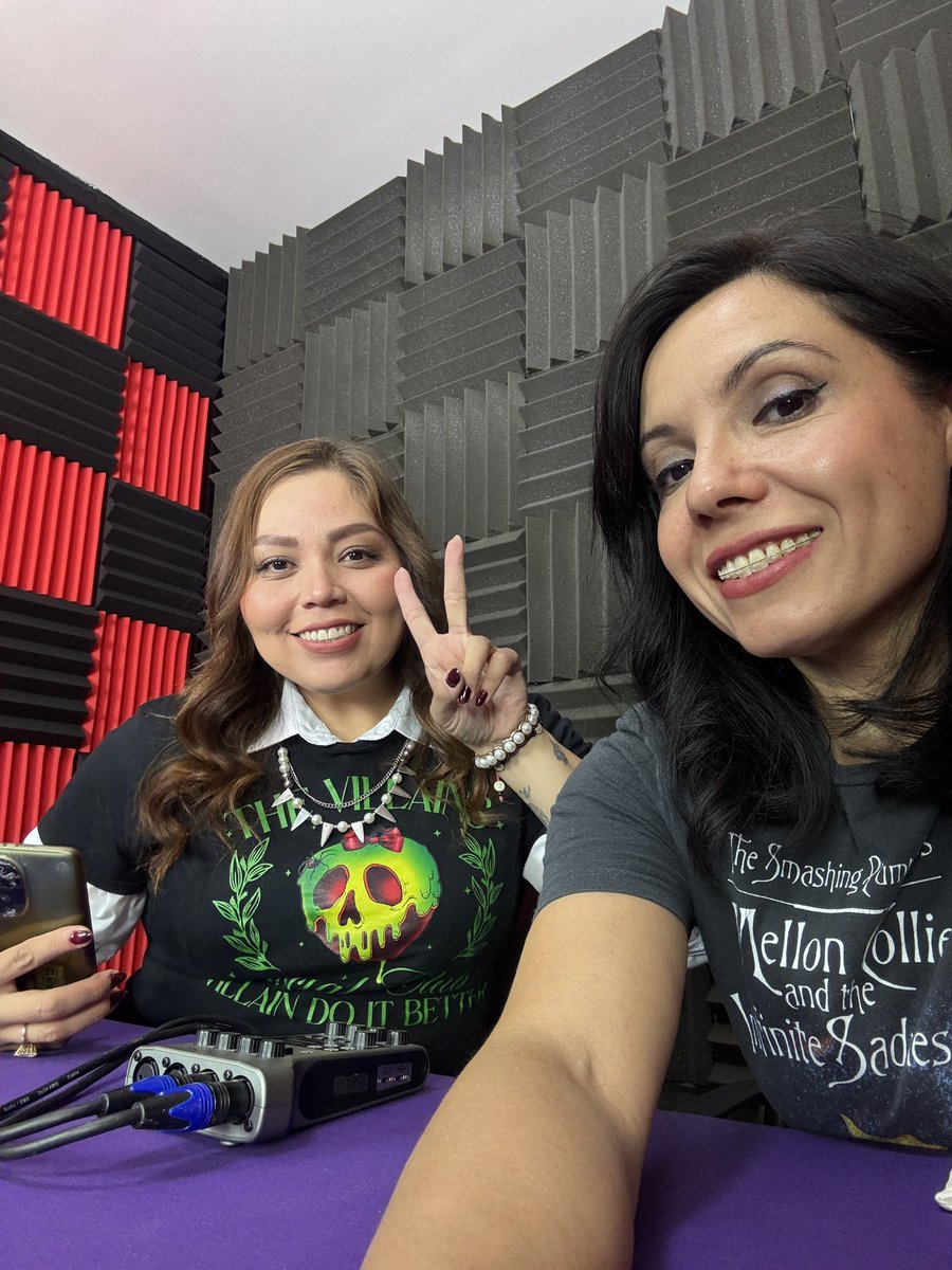 Entre el periodismo hacemos un campito para hablar de la vida.. Hoy grabamos el primer episodio de Tacos de Perra, una producción de MÁS Podcast… ya muy pronto se estrenará 😎 🎙️