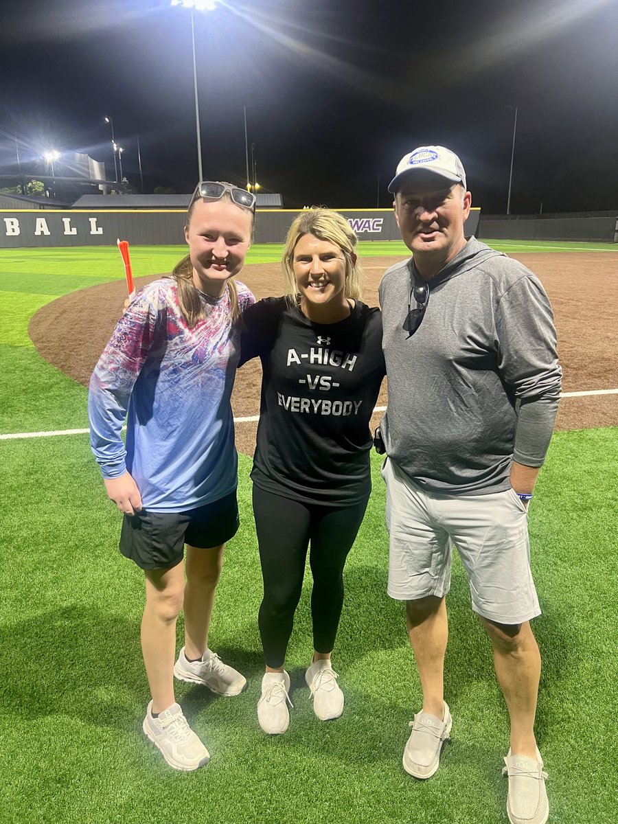 mrscoachaguirre's tweet photo. Wouldโve never made it through high school without these two!! Thankful for giving me the best 4 years at a new school and teaching me life lessons I try and teach my own players to this day!!
Still the best of mentors to this very day!!
@CoachPrentiss @WSkrabanek https://t.co/9NqZEpN00x