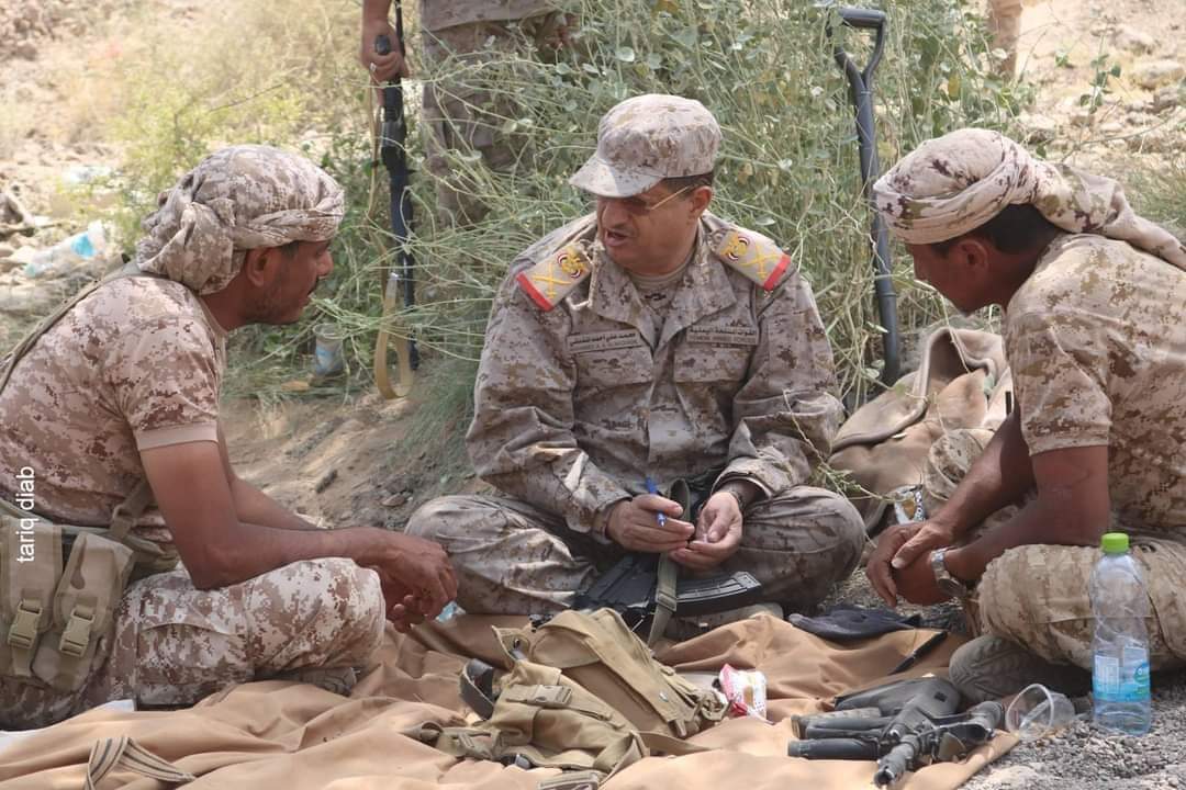 الخطوط الأمامية كانت غرفة عمليات القيادة 
الصورة تجمع كلاً من :
القائد الشهيد عبدالرب الشدادي 
الفريق الركن محمد علي المقدشي 
العميد الركن ذياب القبلي نمران 
#موسس_الجيش_الوطني
#موسس_الجمهوريه_الثانيه
#الذكرى9_للشهيد_الشدادي