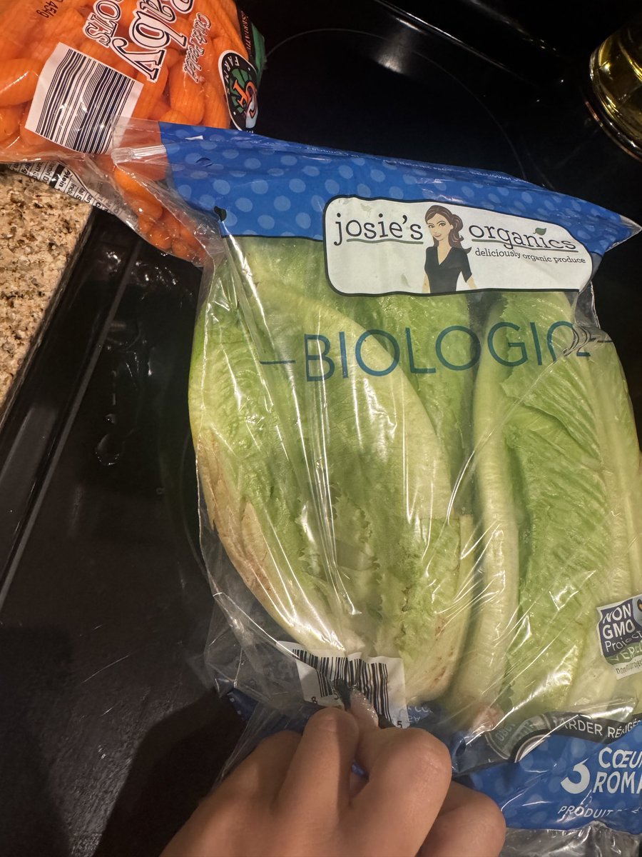 FoujTheMermaid's tweet photo. @DoorDash is a joke as a company. I have had several orders where I have specifically asked for no substitution of an item and it was still substituted without my approval. Also the kicker this item I got crusty “organic” lettuce which was more expensive, &amp; smushed strawberries. https://t.co/PkMHiM6Ce5