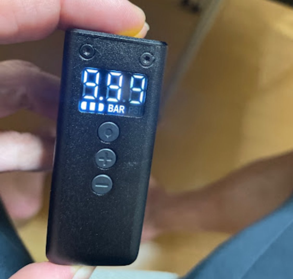 windkid7's tweet image. 檜原ステージの時、フロアポンプで事なきを得たけど #CYCPLUS  のAS2 PROがこの表示になって使えず焦った💦
色々調べてもダメで諦めてデスクにコツンと置いたら直った！
しかし不安が残り過ぎる😓
同じ症状ヒトいらっしゃいますか？
#ベックオン