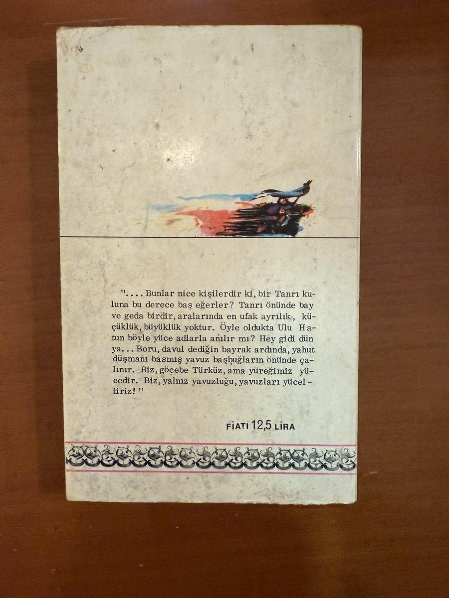 Gökbayrak’tan özür diliyorum!
53 yıl önce, 15 Ocak 1972’de aldığım
kitabı şimdi okumaya başlıyorum!
Bursa Ülkü Ocağı’nda iken İstanbul’dan
kitaplar getirirdik!
O kitaplardan bir kitap, okunması için
yarım asırdan fazla beklemiş!
Ve böyle bir şeyi yapmışım?
Çok ta güzel bir kitap!