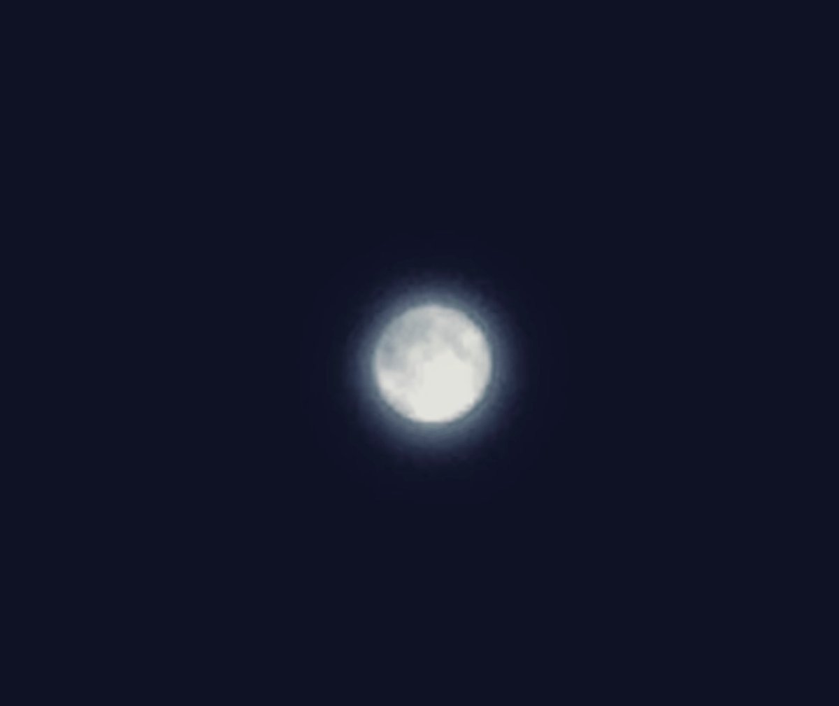 LaurantoniautiC's tweet image. ~ Tonight’s Harvest Moon. 🌕✨🎑I always find the moon enchanting &amp;amp; magical, whatever the phase. ~✨🌕✨

~ Tried getting a certain level of quality from my iPhone. ~ 😅

#HarvestMoon #FullMoonNight #moonmagic #moonphotography #中秋の名月