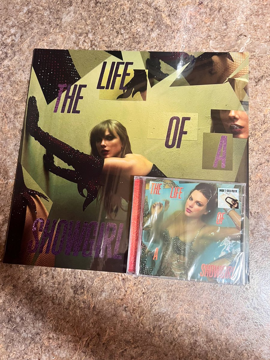 feelsoswifty's tweet photo. They’re here and they’re beautiful 🤩 @taylorswift13 @taylornation13 #TSTheLifeOfAShowgirl https://t.co/EzhESNQgiw