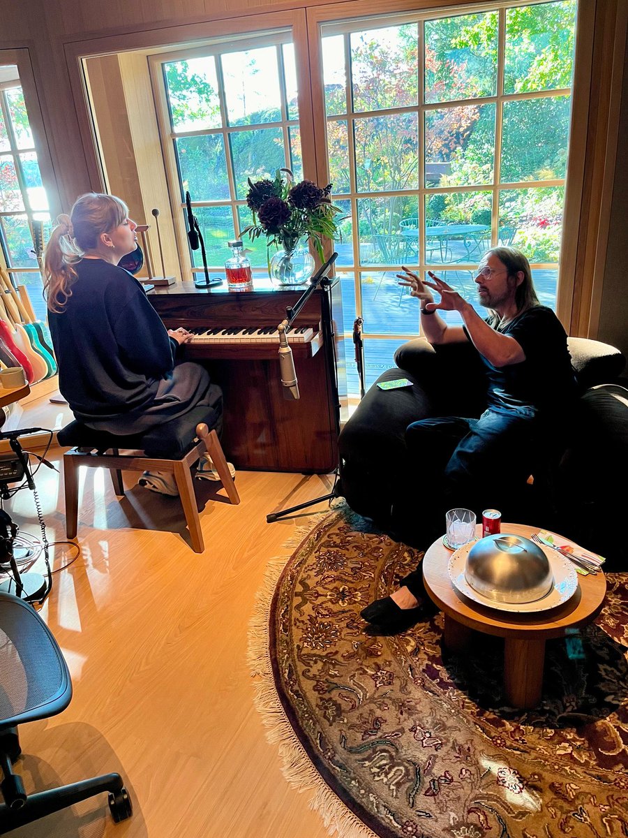TSwiftNewsJP's tweet photo. ／
“曲作りの瞬間”を収めた特別盤💫
『The Life of a Showgirl (DELUXE Alone In My Tower Acoustic Version)』が
iTunesにて24時間限定配信中🧡✨
＼
試聴する▶️ https://t.co/IwhK8IroQb

【#テイラー・スウィフト からのメッセージ】
スタジオでこれらの曲を作ったのは忘れられない経験でした。
でも幸いなことに、そのことを忘れなくてもいいんです。なぜなら、私たちは曲を書いているときに録音していたから。
だからこの作品は、制作の過程を振り返る方法であり、みんなに私たちがどのように曲を書いたか、そのアイデアを思いついた瞬間をリアルタイムで聞いてもらうためのものです。

『The Life of a Showgirl（DELUXE Alone In My Tower Acoustic Version）』には、
「The Life of a Showgirl（Original Songwriting Voice Memos）」Act 1 と Act 2 が収録されていて、iTunesで24時間限定で配信中です。

#TSTheLifeofaShowgirl