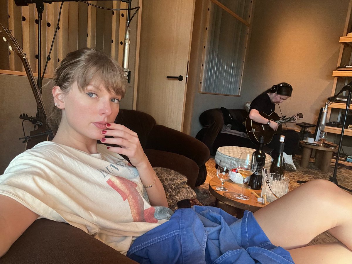 TSwiftNewsJP's tweet photo. ／
“曲作りの瞬間”を収めた特別盤💫
『The Life of a Showgirl (DELUXE Alone In My Tower Acoustic Version)』が
iTunesにて24時間限定配信中🧡✨
＼
試聴する▶️ https://t.co/IwhK8IroQb

【#テイラー・スウィフト からのメッセージ】
スタジオでこれらの曲を作ったのは忘れられない経験でした。
でも幸いなことに、そのことを忘れなくてもいいんです。なぜなら、私たちは曲を書いているときに録音していたから。
だからこの作品は、制作の過程を振り返る方法であり、みんなに私たちがどのように曲を書いたか、そのアイデアを思いついた瞬間をリアルタイムで聞いてもらうためのものです。

『The Life of a Showgirl（DELUXE Alone In My Tower Acoustic Version）』には、
「The Life of a Showgirl（Original Songwriting Voice Memos）」Act 1 と Act 2 が収録されていて、iTunesで24時間限定で配信中です。

#TSTheLifeofaShowgirl