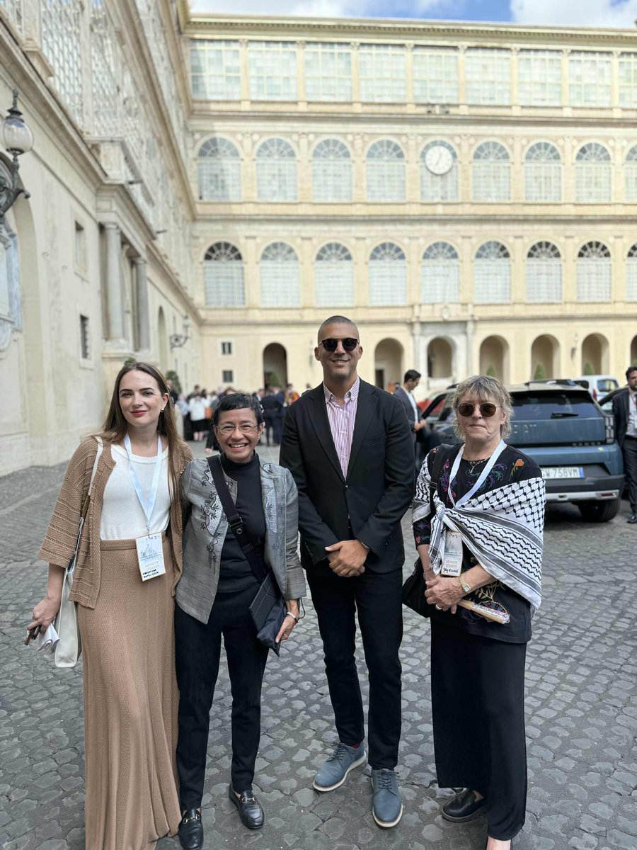 khaleddrareni's tweet photo. Honoré d’avoir pris part, en septembre dernier, sur invitation du pape Léon XIV, à la Conférence mondiale sur la fraternité humaine au Vatican, aux côtés de 100 journalistes venus du monde entier et de plusieurs Prix Nobel de la paix dont Maria Ressa, Denis Mukwege, Tawakkol Karman et Nadia Mourad. Dans un monde fracturé, le pape a lancé un appel clair : "Non à la guerre, oui à la paix et à la fraternité. Un message puissant pour refuser l’indifférence, bâtir des ponts malgré nos différences, et faire de la fraternité une force d’avenir. Rendez-vous bientôt en #Algérie. @vaticannews_fr @VaticanNews