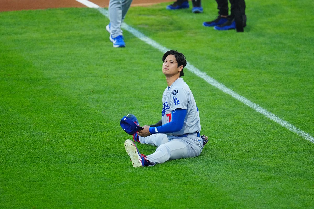 fullcountmlbc2's tweet image. #大谷翔平 選手
試合開始直前、グラウンドでストレッチ⚾️

Photo by Yuji Arakawa

#LetsGoDodgers #Postseason