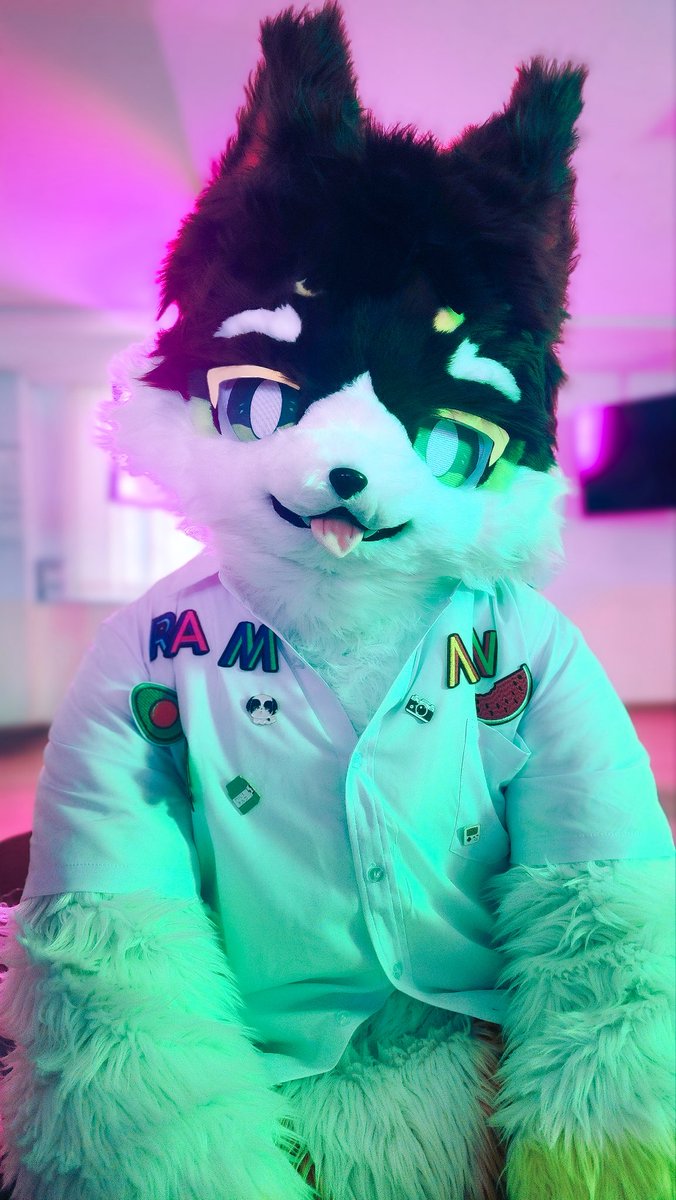 #FursuitEveryday

저기…