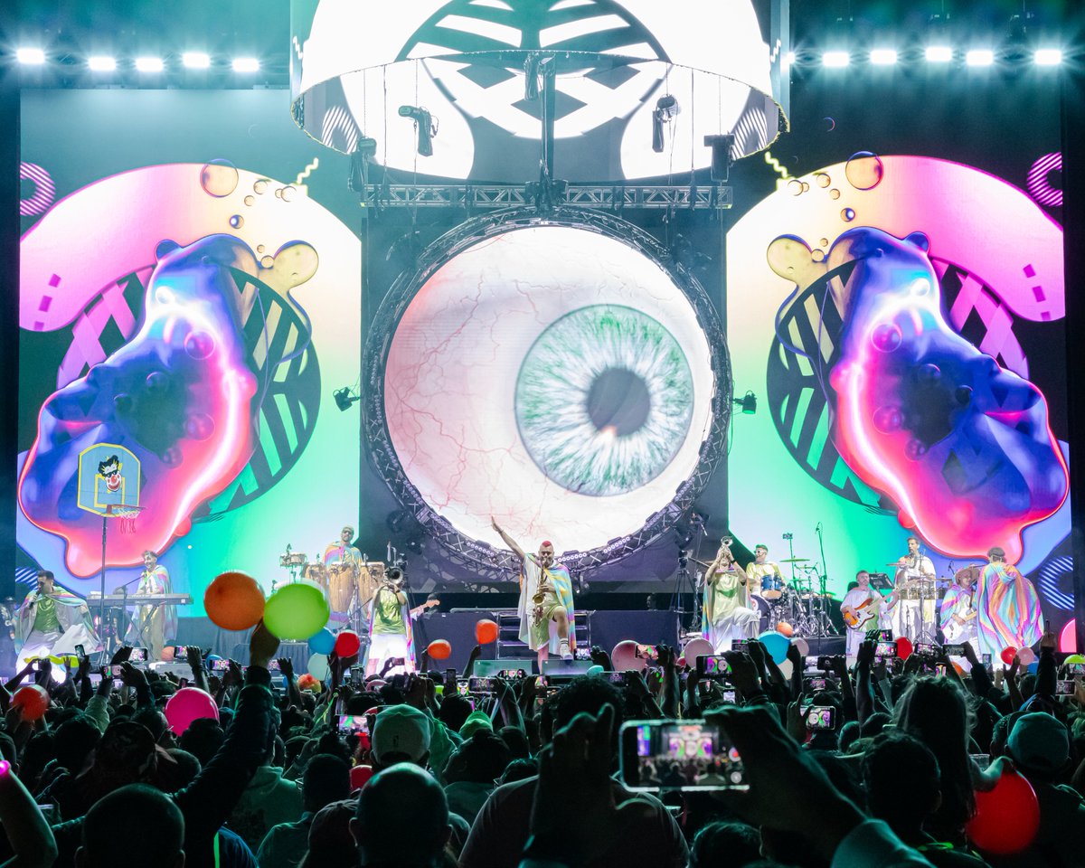 ArenaCdMexico's tweet photo. ¡Revive lo que fue Maquillaje 🤡 y Canción 🎶 de @LOSCALIGARIS con nuestra galería de fotos! 📷 https://t.co/2aqzYOO4qh