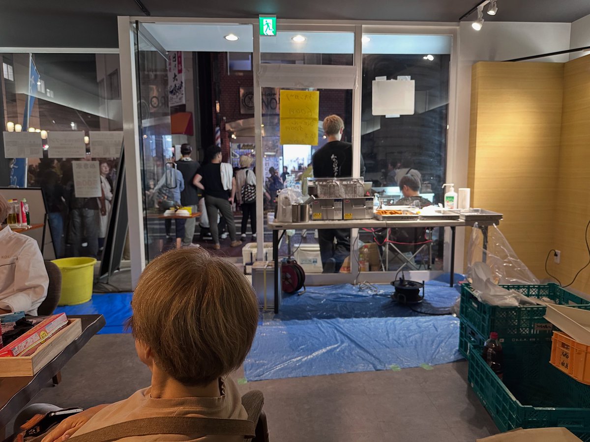 阪南市のお祭りパレードでした！
お店の前で草竹農園さんやなにわ黒牛さんの焼肉とともに、おでんを販売させていただきました。
直前まで雨だったこともあり、例年よりも人が少なく感じましたが、毎年「どこにこんなに人がいたの？！」というぐらいの賑わいを見せます。