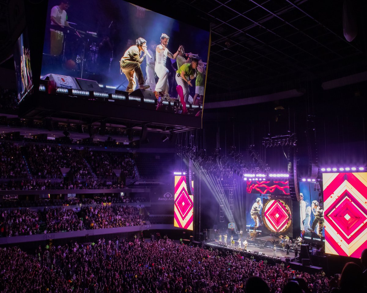 ArenaCdMexico's tweet photo. ¡Revive lo que fue Maquillaje 🤡 y Canción 🎶 de @LOSCALIGARIS con nuestra galería de fotos! 📷 https://t.co/2aqzYOO4qh