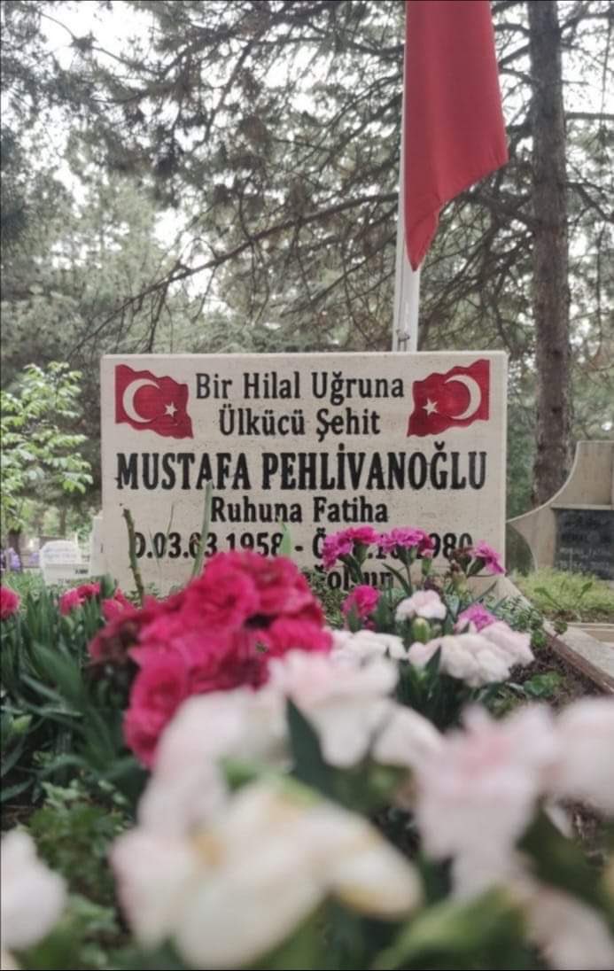 "MUSTAFALAR ÖLÜR, ALLAH DAVASI ÖLMEZ, MİLLİYETÇİLİK YAŞAR" 

12 Eylül Darbesi'nin henüz 22 yaşında darağacına götürdüğü isimlerden ilkiydi Mustafa Pehlivanoğlu...
12 Eylül Askeri Darbesi onu genç yaşta hayattan kopardı.
Ruhu şad olsun mekanı cennet olsun inşallah.