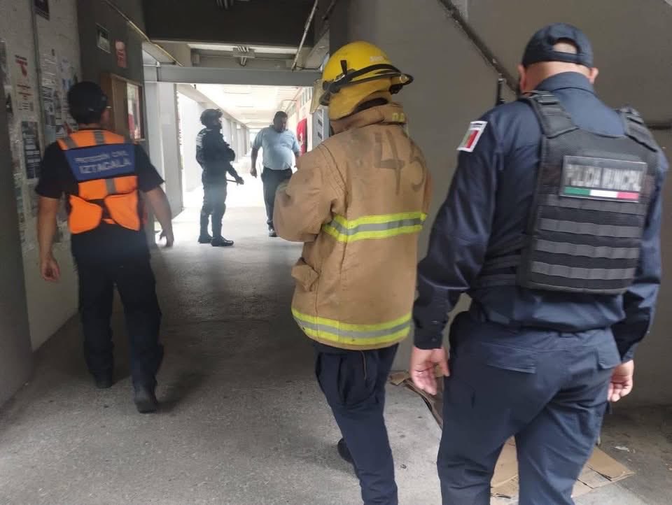 🚨 Se activaron protocolos de seguridad en la FES Iztacala. 🚨

Comunidad estudiantil fueron evacuados de manera preventiva tras localizarse una posible amenaza dentro de las instalaciones.

Las autoridades implementaron los protocolos de seguridad correspondientes #Nuestraciudad