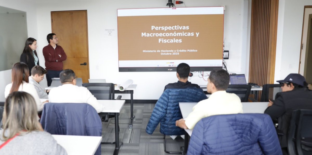 MinHacienda's tweet photo. 📚🤝 #MinHacienda avanza en la Ruta Académica

De la mano de la @Uni_Cartagena y la @Unillanos_ seguimos fortaleciendo espacios de aprendizaje que acercan a la comunidad universitaria al conocimiento sobre política fiscal y el Presupuesto General de la Nación.
... https://t.co/V3p7LUeLw1