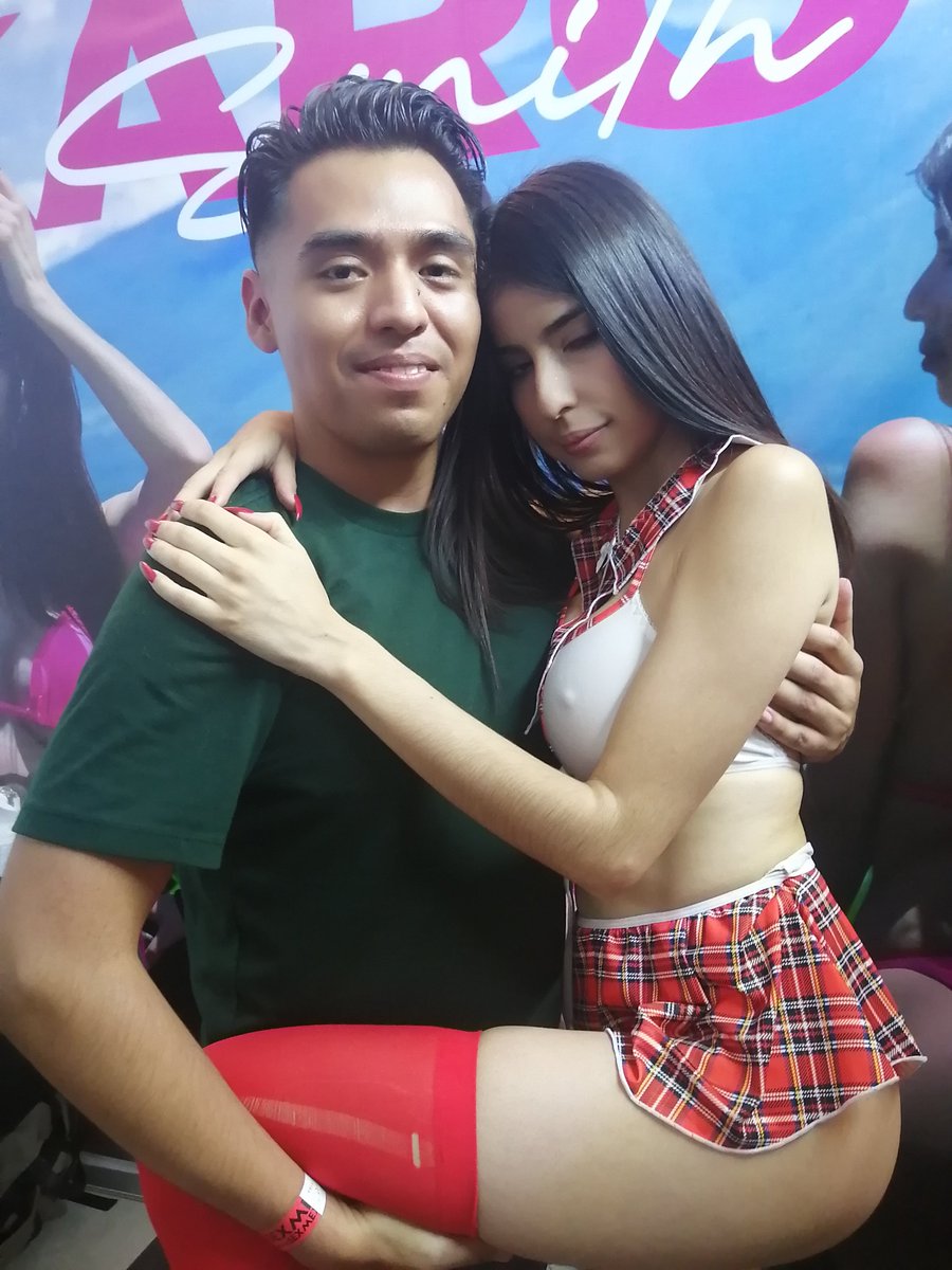 MrKyuubite's tweet photo. Una de las primeras fotos que me tome en la @expo_SEXMEX, es la primera vez que asito a este tipo de evento y la verdad no conocia a la mayoria de las actrices que estaban presentes.

Aqui estoy con @KarolSmithGdl yo iba pasando y me convencio para la foto muy amable 😅 https://t.co/uJSfQLtUOp